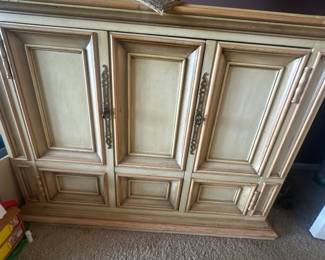 Buffet cabinet closed