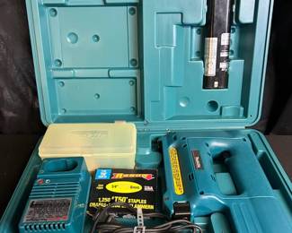 Makita Staple Gun W Battery, Charger And Case