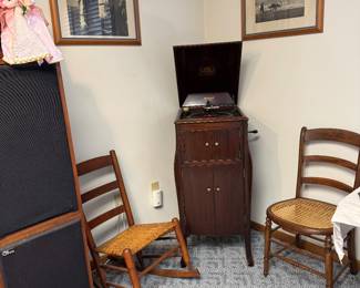 Working Victrola talking machine
