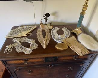 Ladies items, lace collars