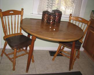 Table/2 chairs