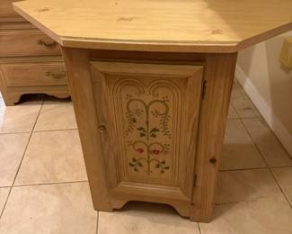 Burlington By Lexington
Corner cabinet 30 x 30 (42 diangonal) x 30