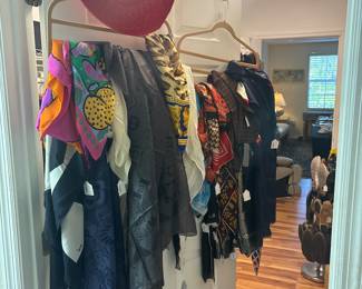 β’ Gucci
β’ Chanel
β’ Ferragamo
β’ Escada
β’ St. John
β’ Carlos Falchi
β’ Eric Javitz
β’ Bottega Veneta
β’ Stuart Weitzman
β’ Charles Jourdan
β’ Bally
β’ Cole Haan
β’ Tommy Bahama
β’ Paul Brent
β’ Saks and Dior