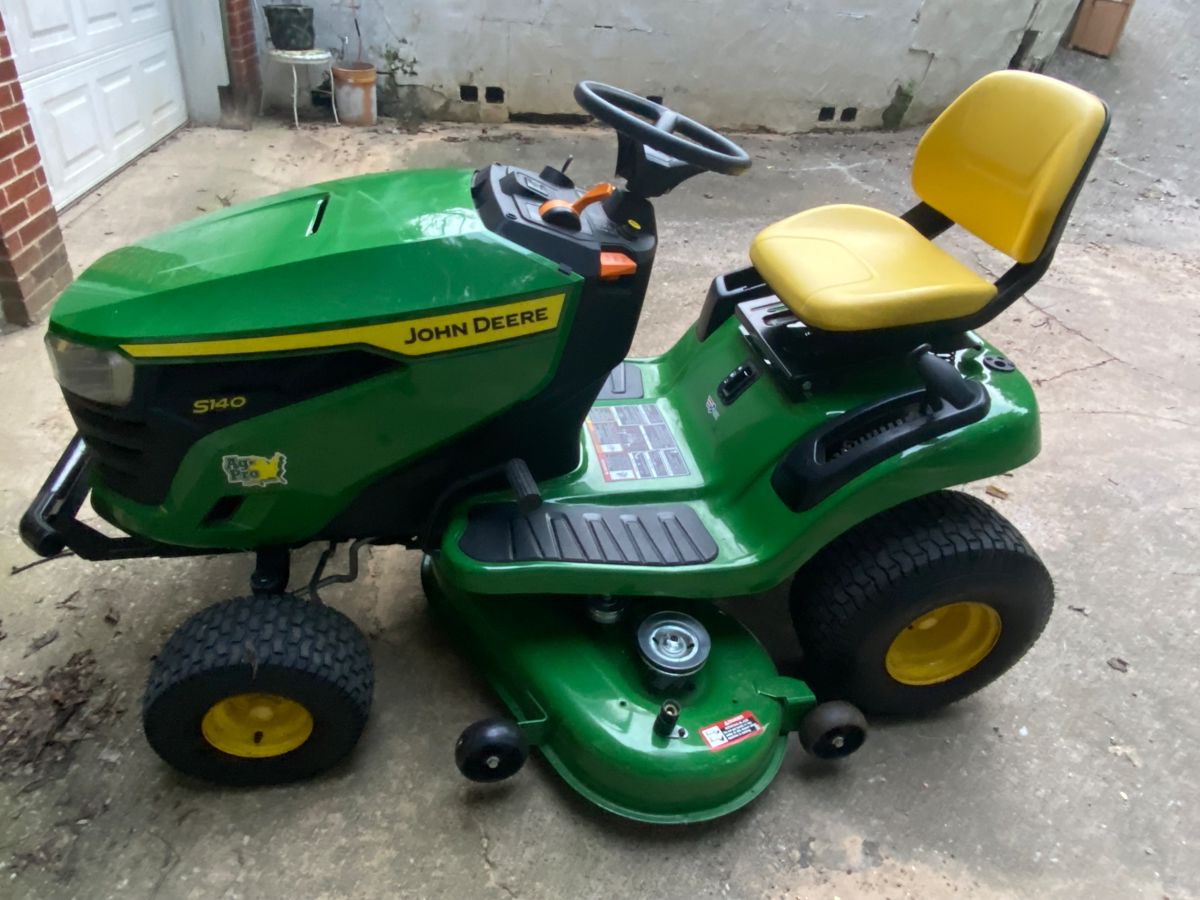 John Deere lawn mower NEW with 8 hours