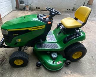 John Deere lawn mower NEW with 8 hours