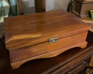 Wood storage / jewelry box