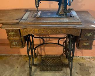 Antique early 1900’s Sewing Machine in wood cabinet 