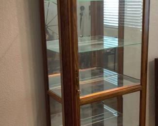 Lighted display cabinet