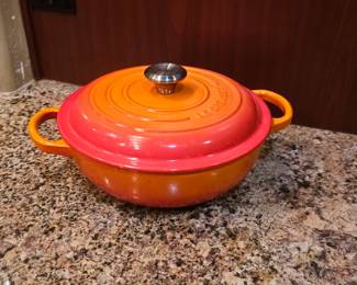 Le Creuset Signature Round Dutch Oven in volcanique