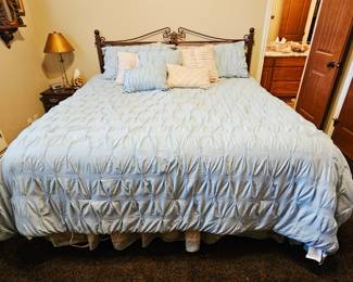 KinG bed with bedding