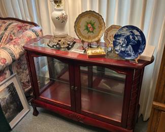 Nice console display cabinet.  Beautiful lamp and some nice collectible plates.