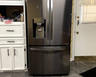LG Refrigerator freezer fridge combo for sale with water and Ice maker. Priced to move!