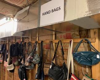 Lots of women's handbags (hand bags, purses, wallets, pocket books) in all colors and sizes for the ladies. Organized so that you can totally see what's available! 