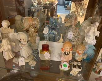 Precious Moments, Vintage bottle with red top of ardenbeauty. 100% full… the bottle is so full it is hard to tell in first pic so I show in the third laying down to see that it is. Eau de parfum perfume body spray Elizabeth London. Made in the USA. 1.7 fl oz. Smoke free and pet free home. Original owner. Smells amazing. I have held onto vintage perfumes as a collector. Authentic M.I. Hummel figurines, heartwarming artwork, gifts and more.