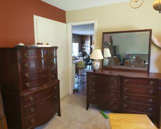 Dresser set w/mirror. Dove tail drawers, good condition.