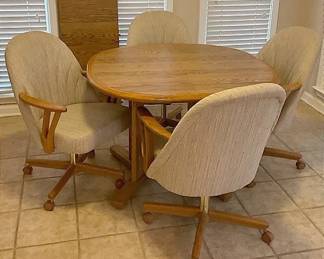 Rounded Table Rolling Chairs 