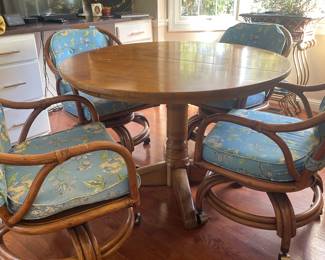 $245.00 - Vintage Round Pedestal Table with 4 Chairs 
