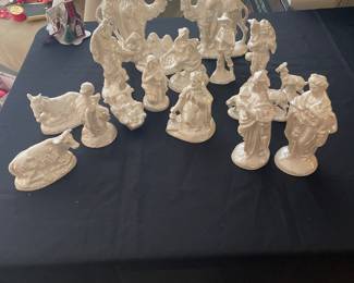 $86.00 - Vintage Atlantic Mold Nativity Piece Iridescent Pearl Ceramic - 18 Piece