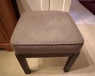 $35 - Contemporary Ottoman With Wooden Legs 