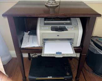 $75.00 - The Bombay Company 1992 Dark Wooden Side Table 