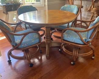$245.00 - Vintage Round Pedestal Table with 4 Chairs 
