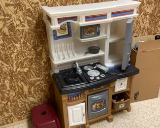 $65.00 - Kids Play Kitchen