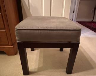 $35 - Contemporary Ottoman With Wooden Legs 