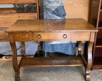 Fine oak desk in wonderful condition 