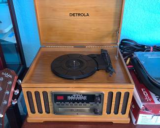 Vintage Style Turntable/Radio
