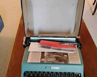 PO156Olivetti Lettera 32 Typewriter
