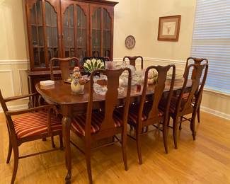 Beautiful Thomasville dining room table.
2leaves available
8 chairs