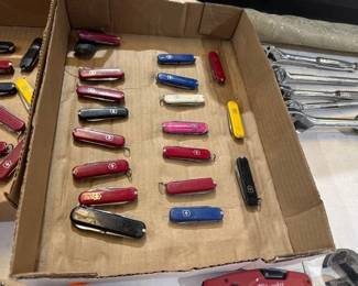 LOT OF SWISS ARMY KNIVES