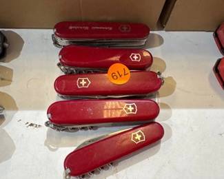 5 SWISS ARMY KNIVES