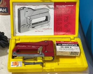 STAPLE GUN AND STAPLES