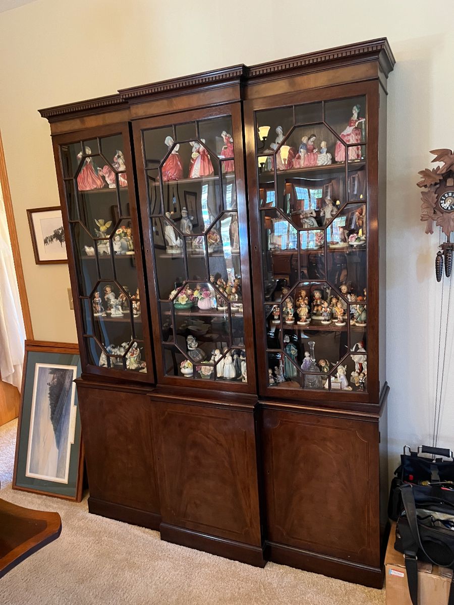 Display Hutch with many Collectibles. Royal Doulton, Royal Copenhagen, Lladro, Hummels... More Photos to come.