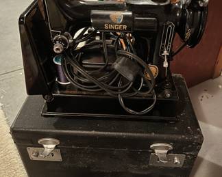 Singer Featherweight Sewing Machine with case!!!!!!!