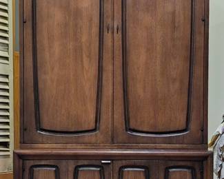 Excellent condition! Mid-century modern Broyhill Emphasis china cabinet or gentleman's chest with the doors closed.