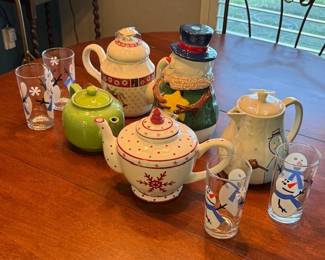 FESTIVE CHRISTMAS TEAPOTS AND GLASSES