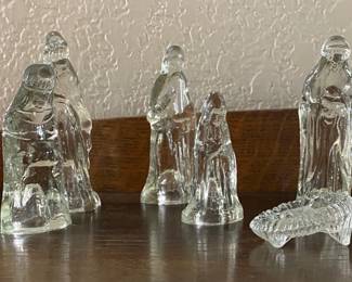 SPARKLING GLASS NATIVITY