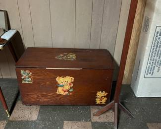 Toybox and clothing rack vintage 