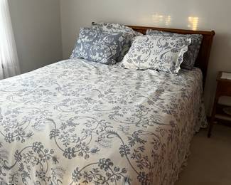 Full/Queen Bed 