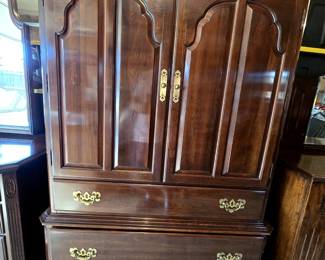 ETHAN ALLEN GENTLEMAN'S CHEST