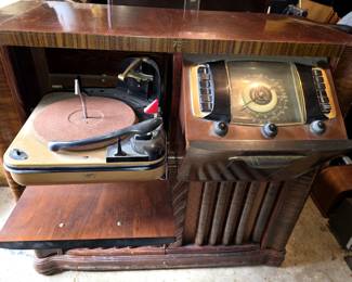 ANTIQUE ZENITH FLOOR RADIO & PHONOGRAPH