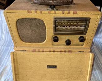 VINTAGE KNIGHT BOX RADIO