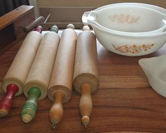 VINTAGE ROLLING PINS. SUNKIST ORANGE JUICER. RARE JEWEL TEA CINDERELLA BOWLS