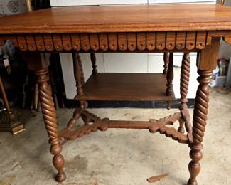 ANTIQUE VICTORIAN ORNATE OAK TABLE