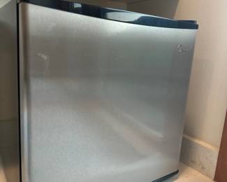 Beverage refrigerator