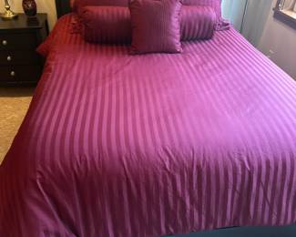 Queen bedframe