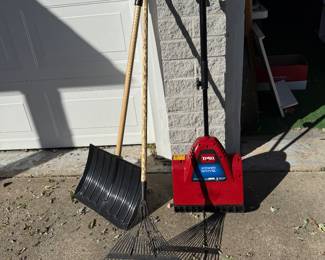 Toro Power Shovel; snow shovel; leaf rake
