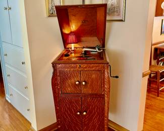 Victor Victrola Record Player Phonograph - works great - in amazing condition